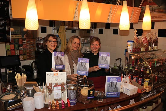 am 25.11.2019 unterstützte  Katharina Schulze  One Billion Rising München e.V. im Cafe Kapotheke bei der Tüten-Ausgabe an Kunden (©Foto: Martin Schmitz
